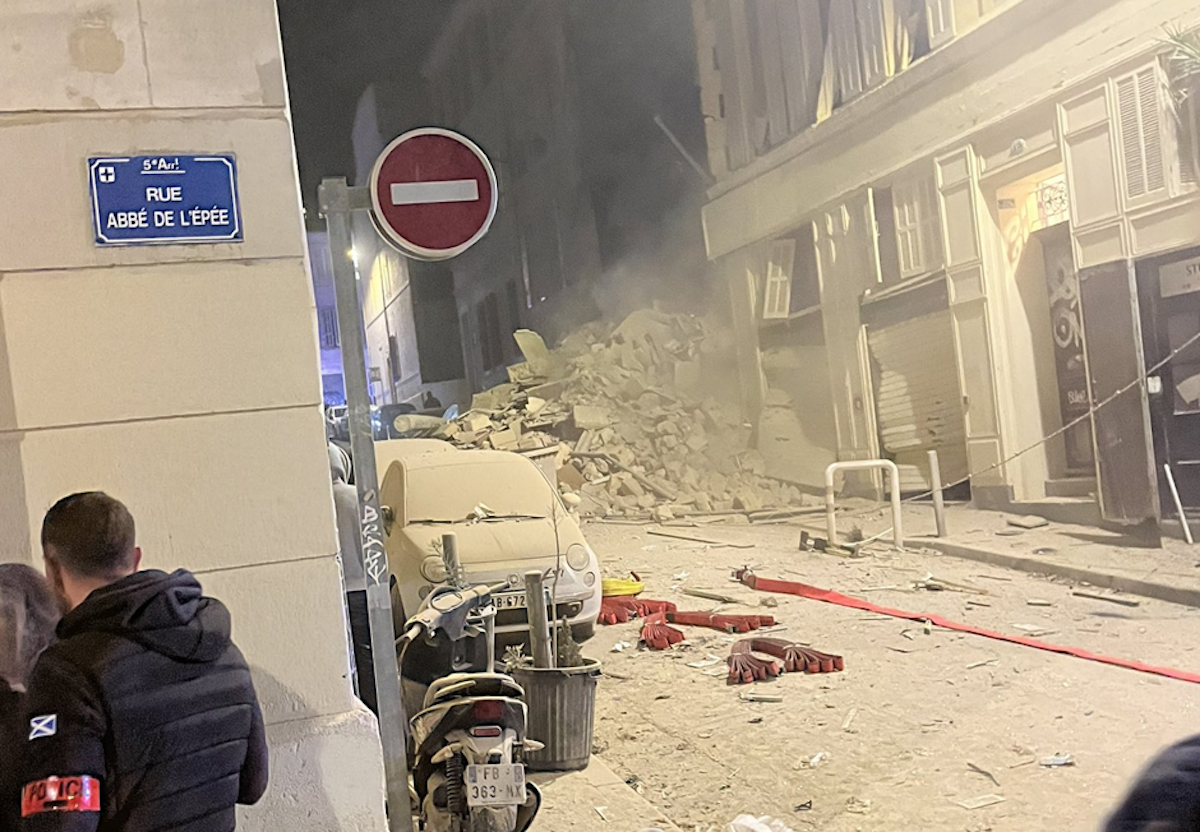 Marsiglia, crolla un palazzo nella notte. Fino a 12 persone sotto le macerie Marsiglia, crolla un palazzo nella notte. Fino a 12 persone sotto le macerie