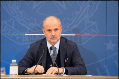 “Depenalizzare errori medici”, la proposta del ministro della Salute Schillaci