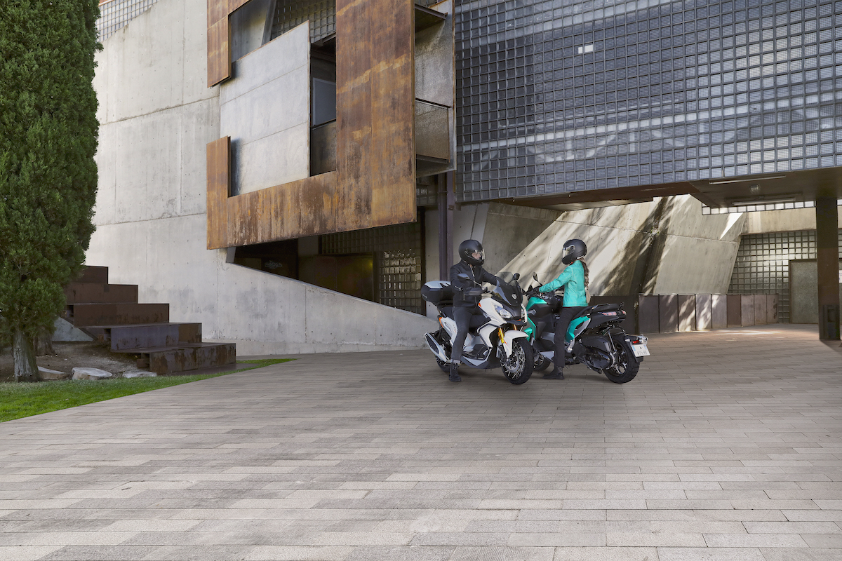XP400 il primo modello della nuova generazione di scooter Peugeot XP400 il primo modello della nuova generazione di scooter Peugeot