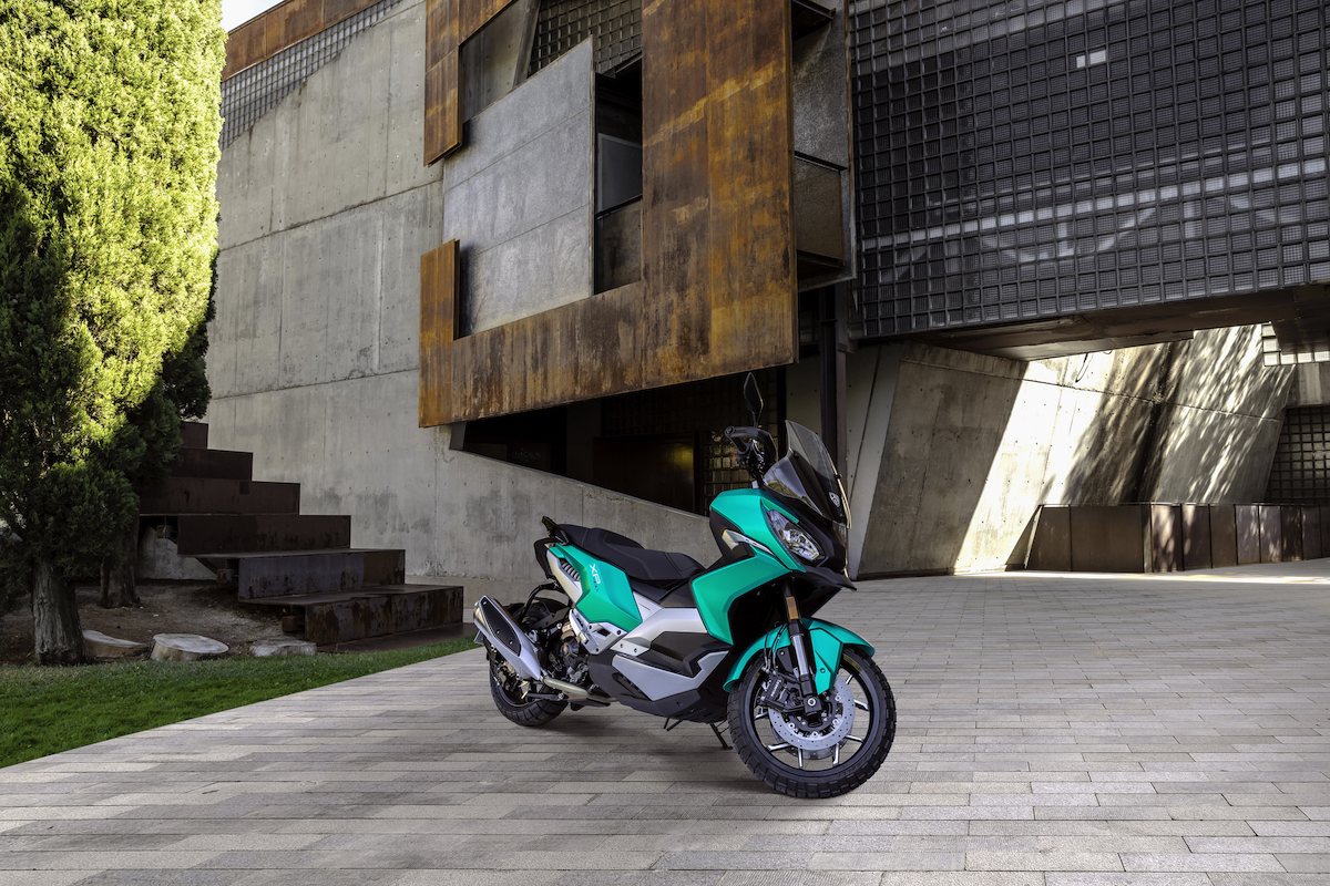 XP400 il primo modello della nuova generazione di scooter Peugeot XP400 il primo modello della nuova generazione di scooter Peugeot
