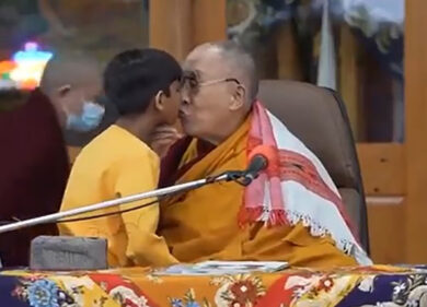 Dalai Lama e il bacio al bimbo, la pedofilia anche tra i monaci buddisti