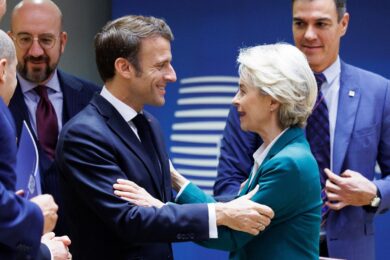 Macron in Cina, il viaggio del piccolo Asterix gallico per lucrare affari