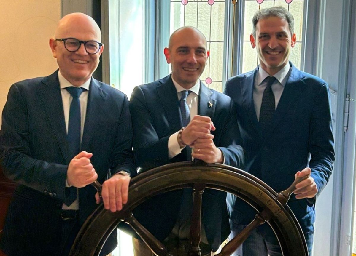 Navigazione Laghi e Trenord insieme per il turismo sostenibile Navigazione Laghi e Trenord insieme per il turismo sostenibile