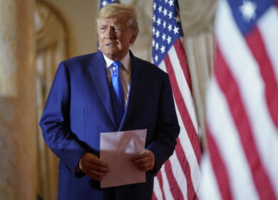 Trump choc: “Macron sta leccando il culo alla Cina”