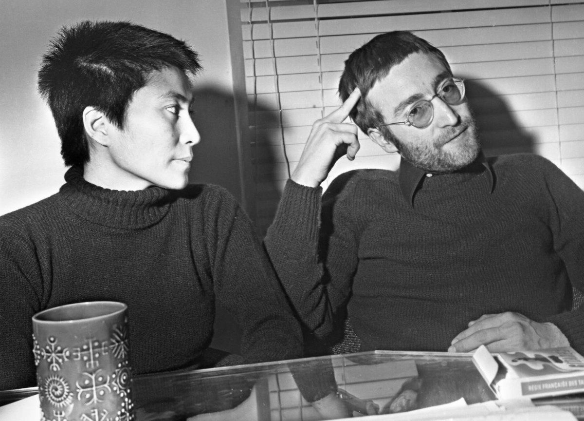 “Voleva che io fossi l’amante di Lennon”. Spuntano le fantasie di Yoko Ono
