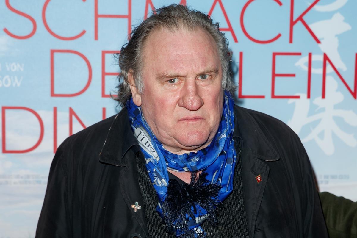 Gerard Depardieu accusato di violenza da 13 donne: “Ha cercato di togliere…” Gerard Depardieu accusato di violenza da 13 donne: “Ha cercato di togliere…”