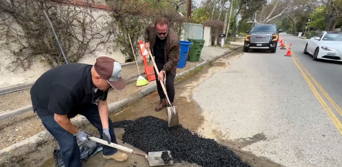 Schwarzenegger si arma di pala e ripara da solo una buca nel suo quartiere Schwarzenegger si arma di pala e ripara da solo una buca nel suo quartiere