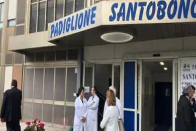 Napoli, alimenta le fiamme del camino con l’alcool: 12enne muore in ospedale