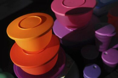 Tupperware sull’orlo del baratro: il marchio Usa sommerso da 700 mln di debiti