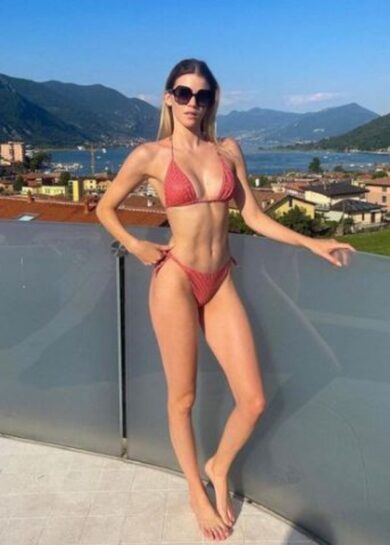 Sara Croce sfodera il davanzale e infiamma il web