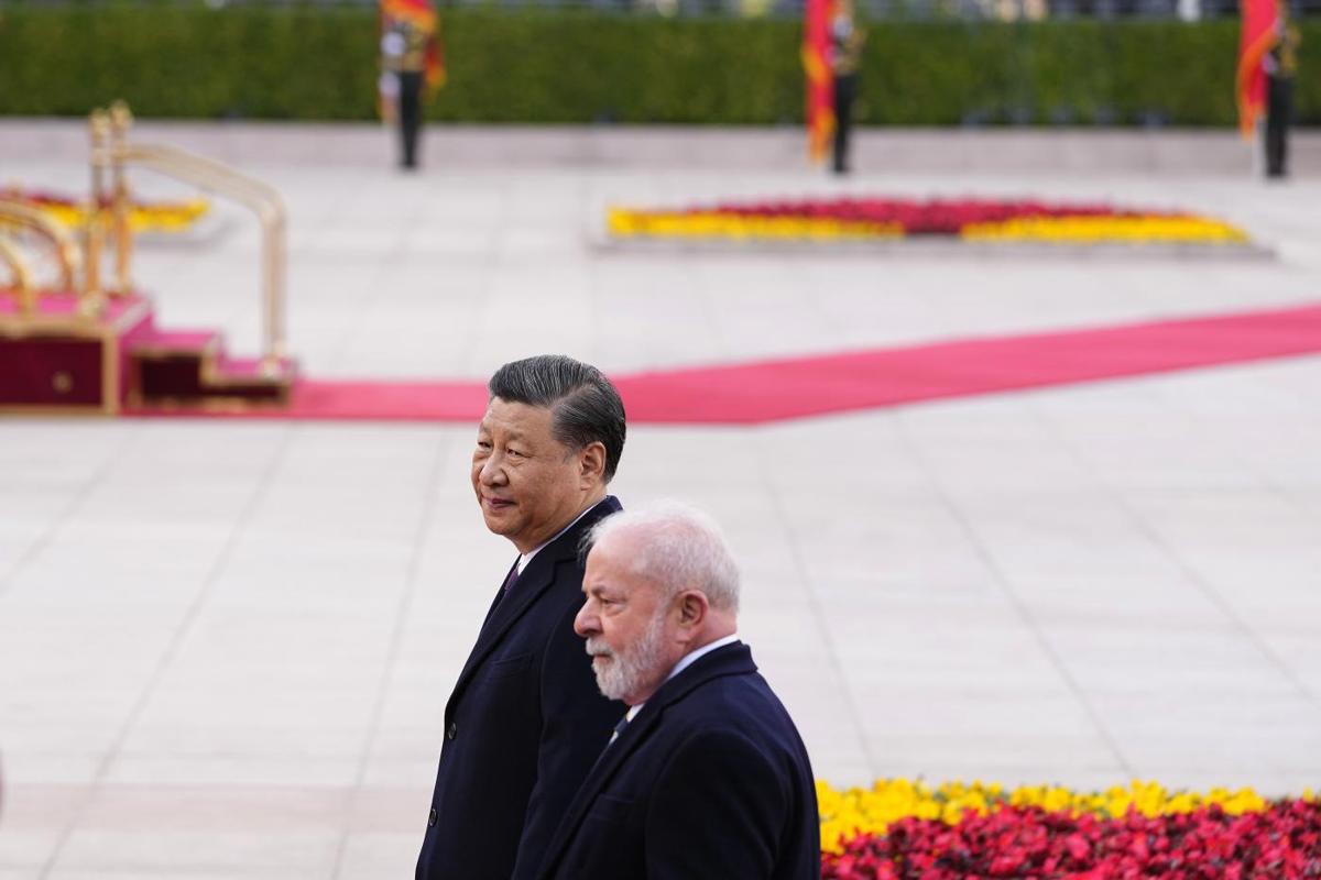 Lula e Xi lanciano la dedollarizzazione. I BRICS allargati a Iran e Argentina Lula e Xi lanciano la dedollarizzazione. I BRICS allargati a Iran e Argentina