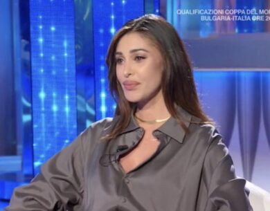 A Belen tocca la quarantena: scatti social infuocati in bikini