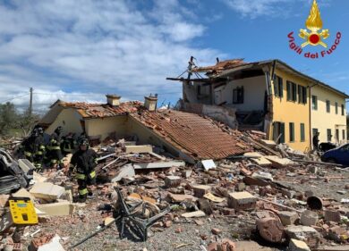 Esplosione a Lucca, appartamenti distrutti: 5 persone estratte dalle macerie