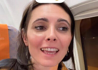 La blogger disabile costretta a scendere dall’aereo in braccio al marito