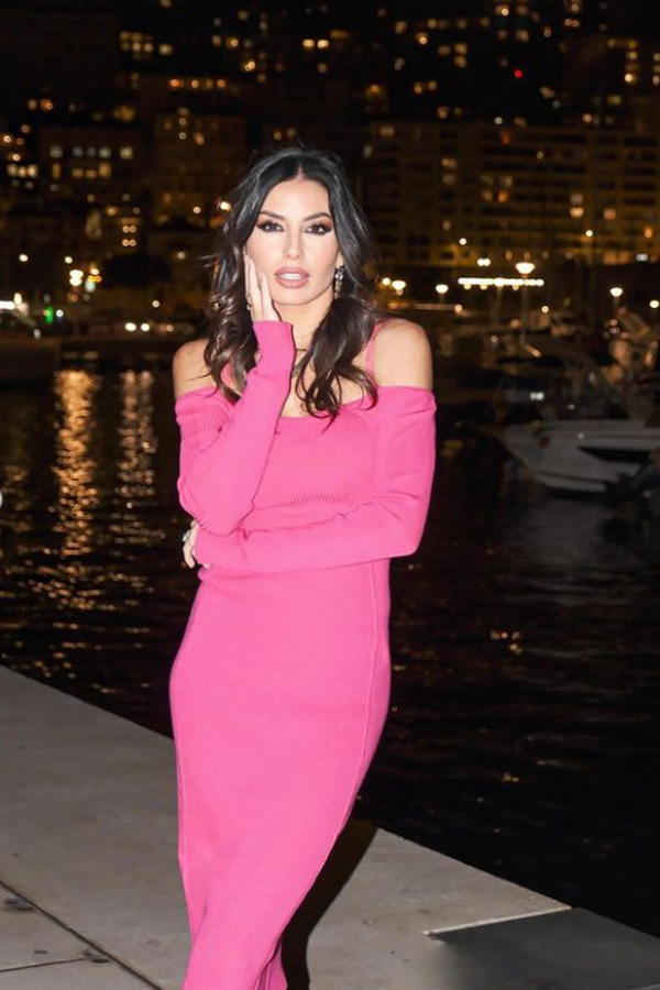 Elisabetta Gregoraci regina di Monaco, look da bollino rosso. Fan impazziti Elisabetta Gregoraci regina di Monaco, look da bollino rosso. Fan impazziti