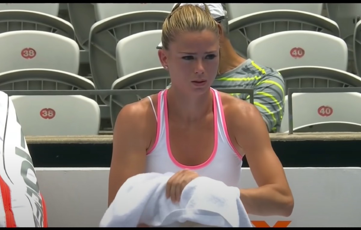Camila Giorgi al Billie Jeean King Cup incanta, sotto il blazer niente… FOTO Camila Giorgi al Billie Jeean King Cup incanta, sotto il blazer niente… FOTO