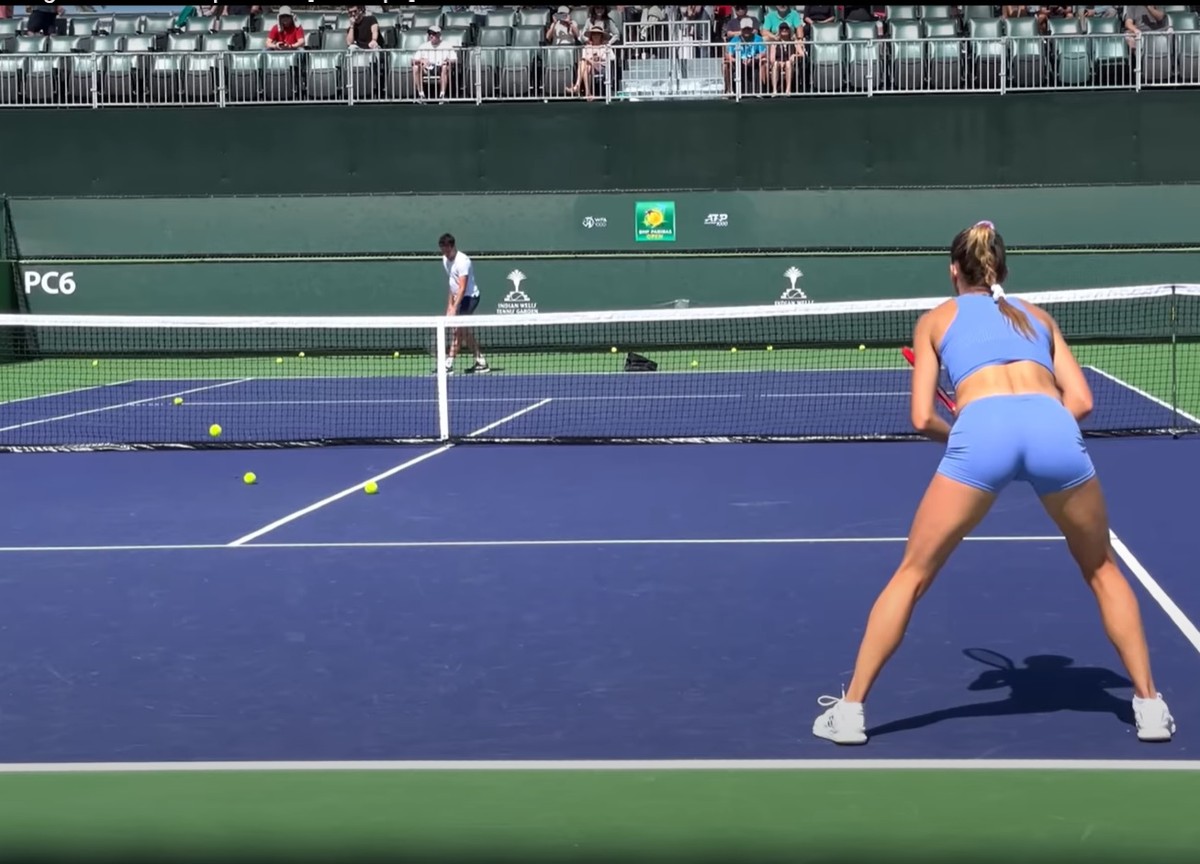 Camila Giorgi al Billie Jeean King Cup incanta, sotto il blazer niente… FOTO Camila Giorgi al Billie Jeean King Cup incanta, sotto il blazer niente… FOTO