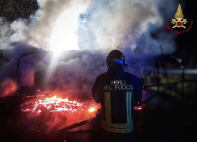 Roma, legata nel letto donna 76 enne muore nel rogo della sua casa al Pigneto