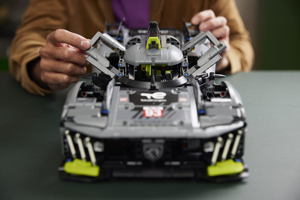 Lego: svela in scala 1:10 la rivoluzionaria Hypercar 9X8 di Peugeot Sport Lego: svela in scala 1:10 la rivoluzionaria Hypercar 9X8 di Peugeot Sport