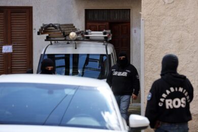 Messina Denaro, la perquisizione in casa dell’amante. Il video