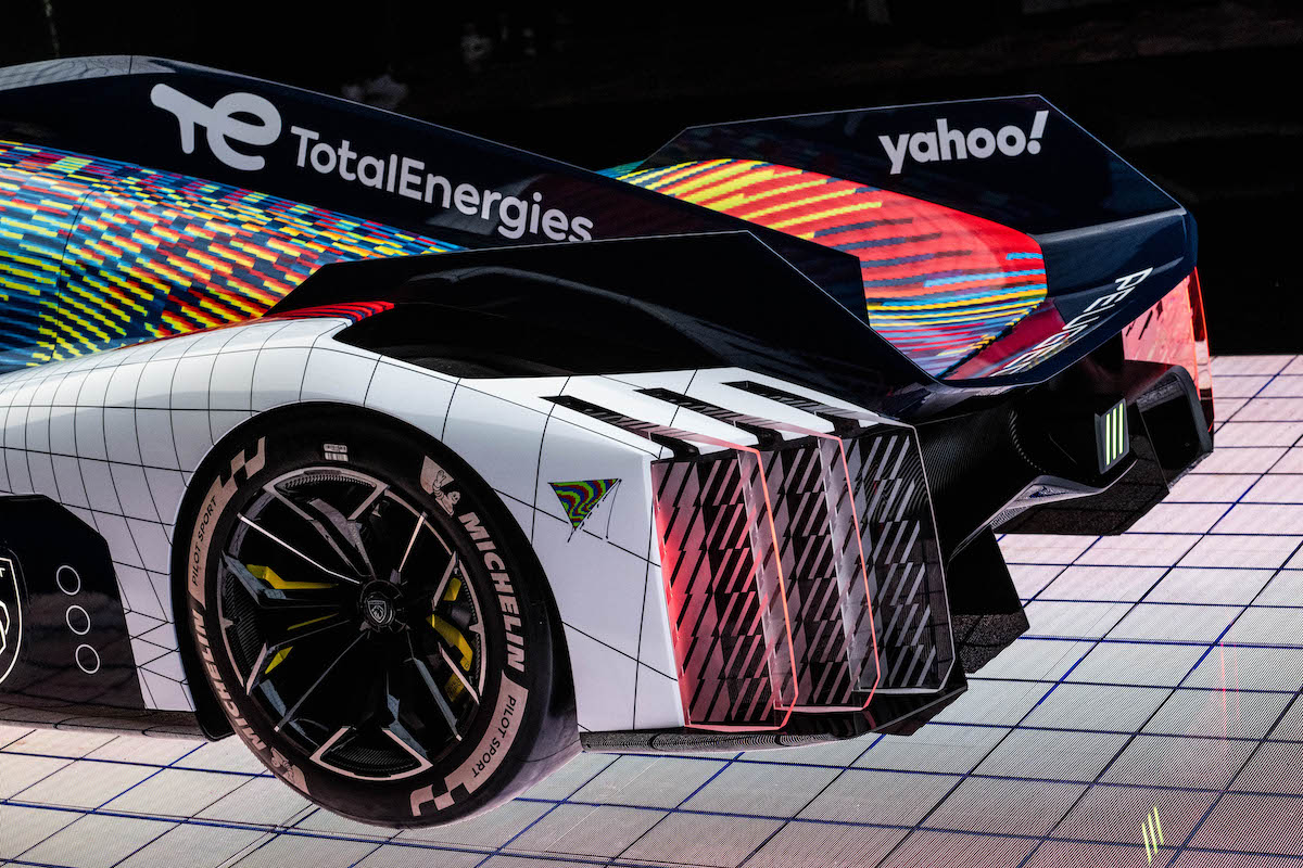 La nuova livrea dell’Hypercar PEUGEOT 9X8 alla Milano Design Week. La nuova livrea dell’Hypercar PEUGEOT 9X8 alla Milano Design Week.