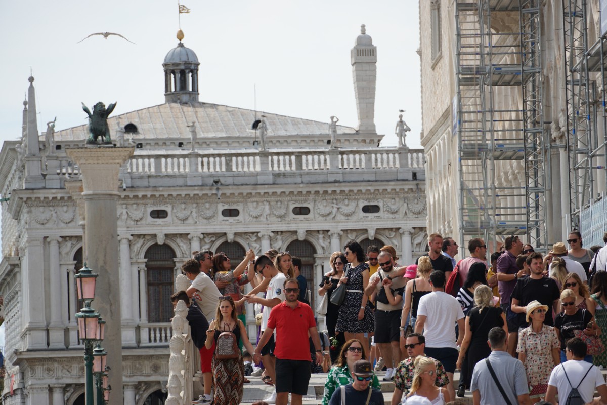 Venezia divorata: in estate più posti letto per i turisti che per i residenti