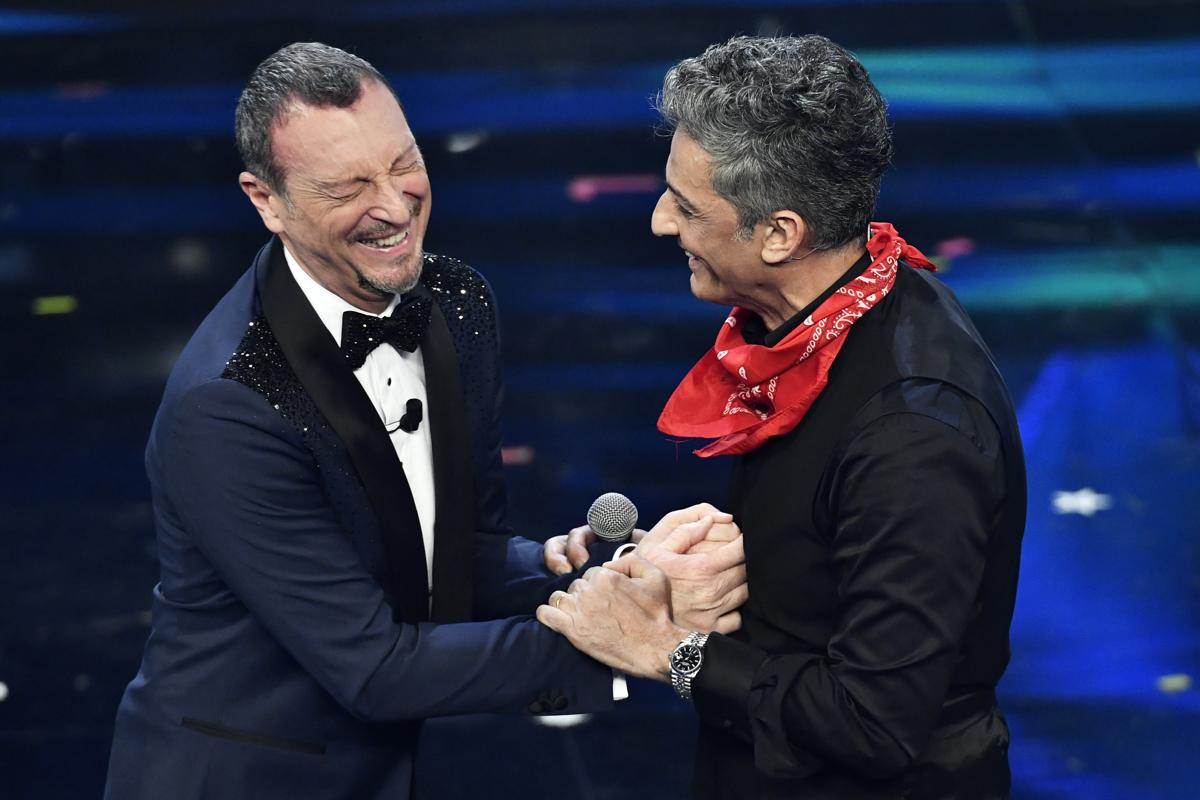 La gag tra Charlie Gnocchi e Fiorello: “Basta Rai, vieni a Rtl 102.5”. Video La gag tra Charlie Gnocchi e Fiorello: “Basta Rai, vieni a Rtl 102.5”. Video