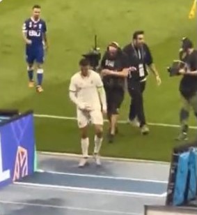Cristiano Ronaldo, il triste destino: gestacci e falli nell’esilio dorato