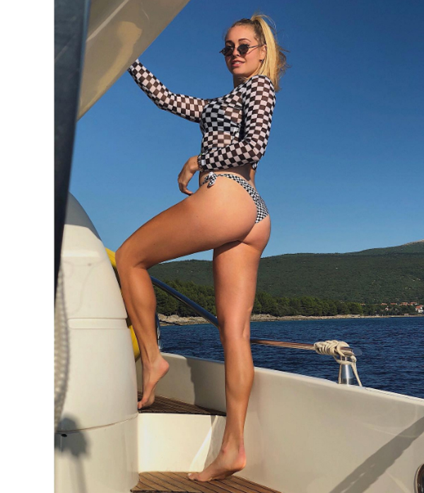 Tennis e baby doll: campionessa di doppio tra campo e foto (da infarto…)