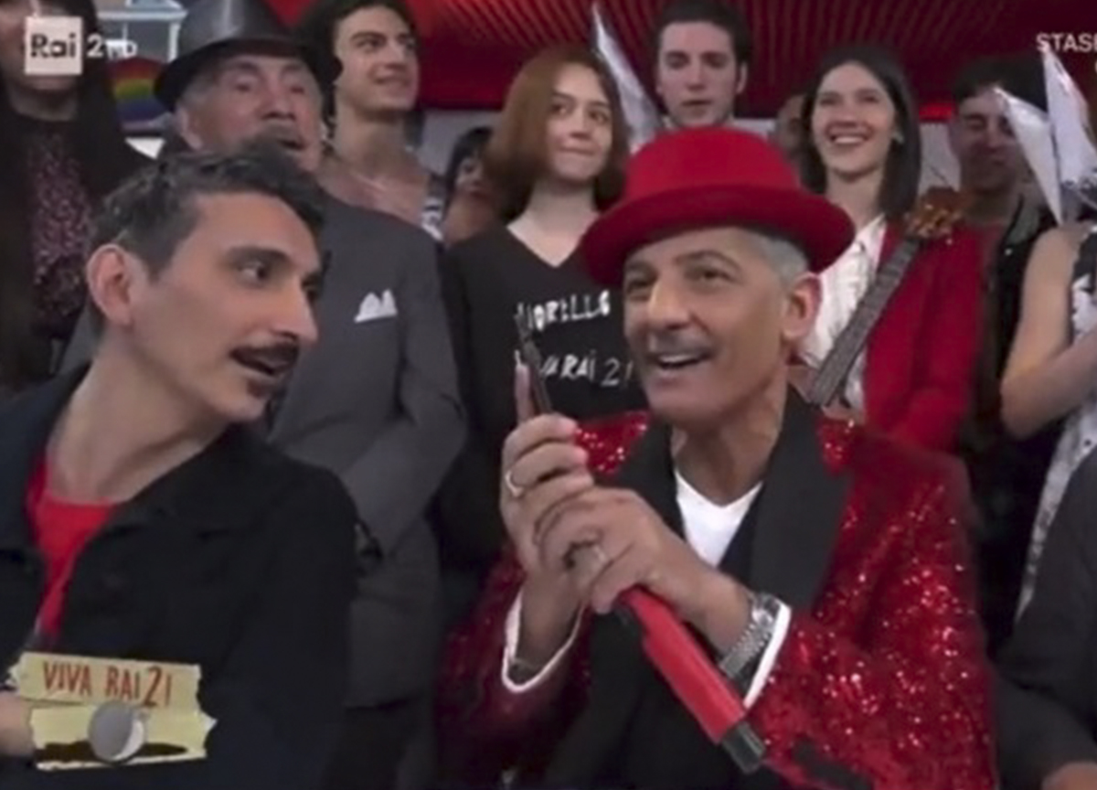 La gag tra Charlie Gnocchi e Fiorello: “Basta Rai, vieni a Rtl 102.5”. Video La gag tra Charlie Gnocchi e Fiorello: “Basta Rai, vieni a Rtl 102.5”. Video