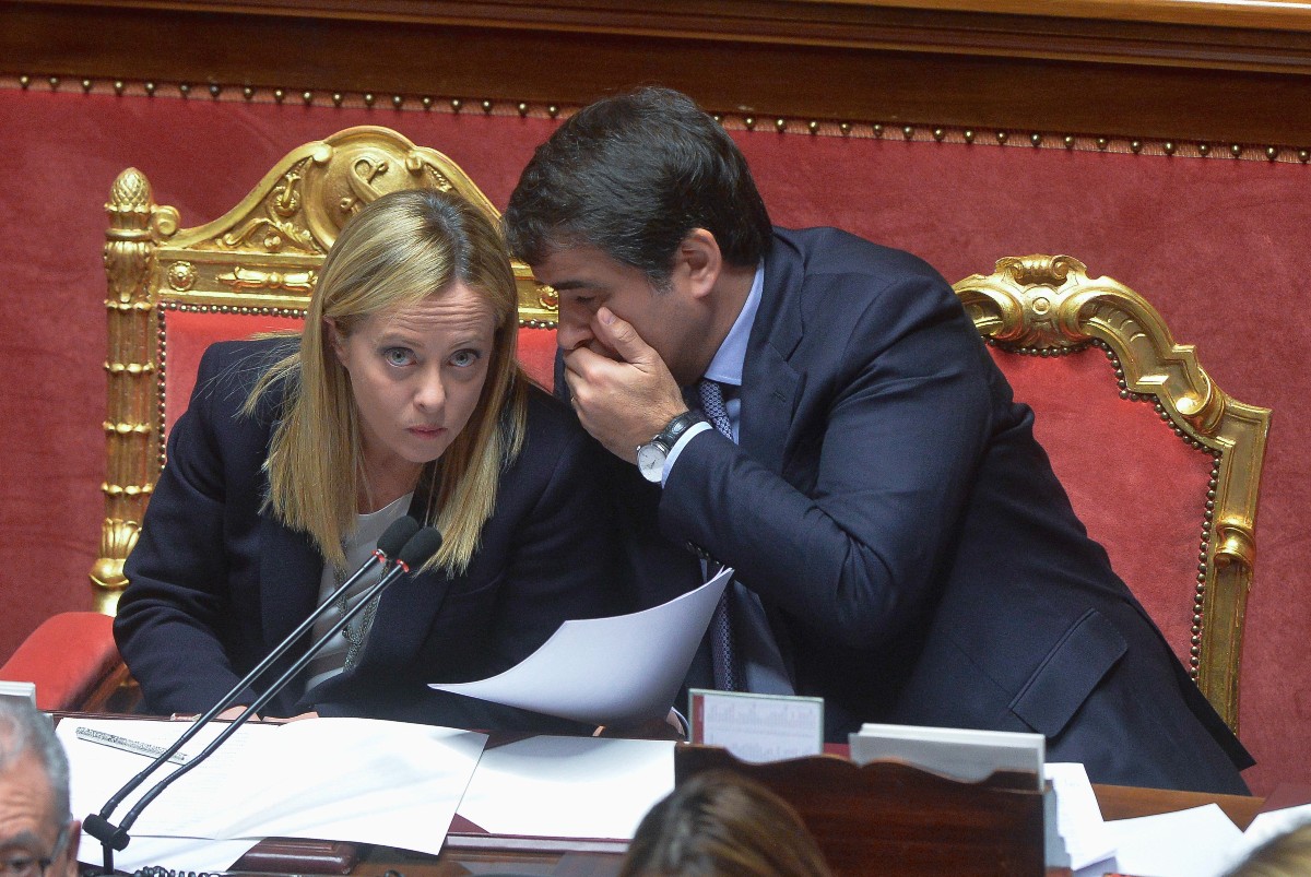 Meloni interviene sulla “paura della firma”. Sarà cancellato l’abuso d’ufficio Meloni interviene sulla “paura della firma”. Sarà cancellato l’abuso d’ufficio