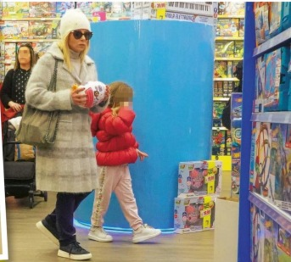 Giorgia Meloni e Giambruno innamorati. Scatti intimi al centro commerciale