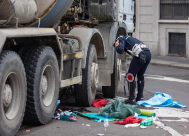 Donna in bici travolta e uccisa da una betoniera a Milano