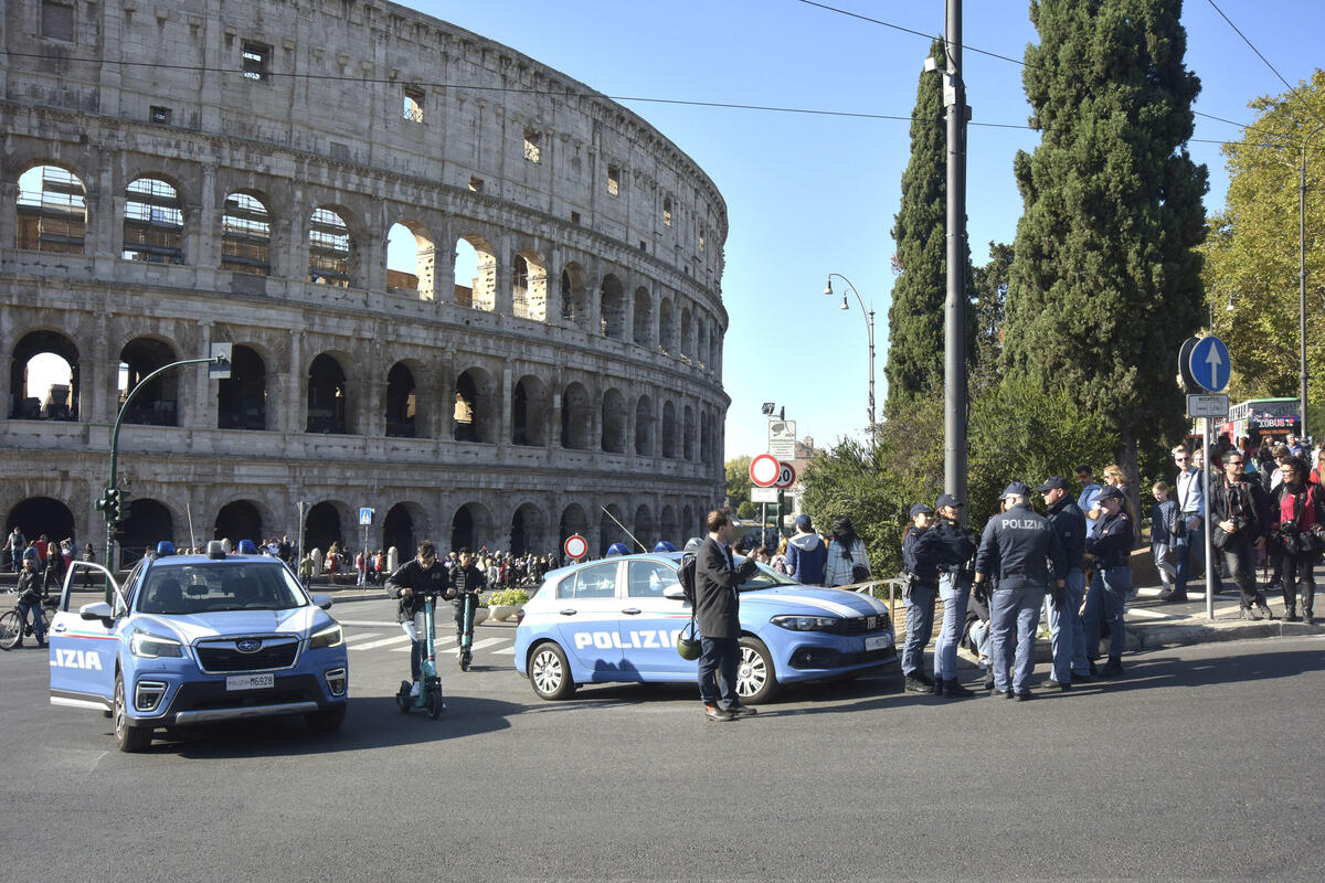 Roma, sventato il blitz di Ultima Generazione: avevano colla negli zaini Roma, sventato il blitz di Ultima Generazione: avevano colla negli zaini