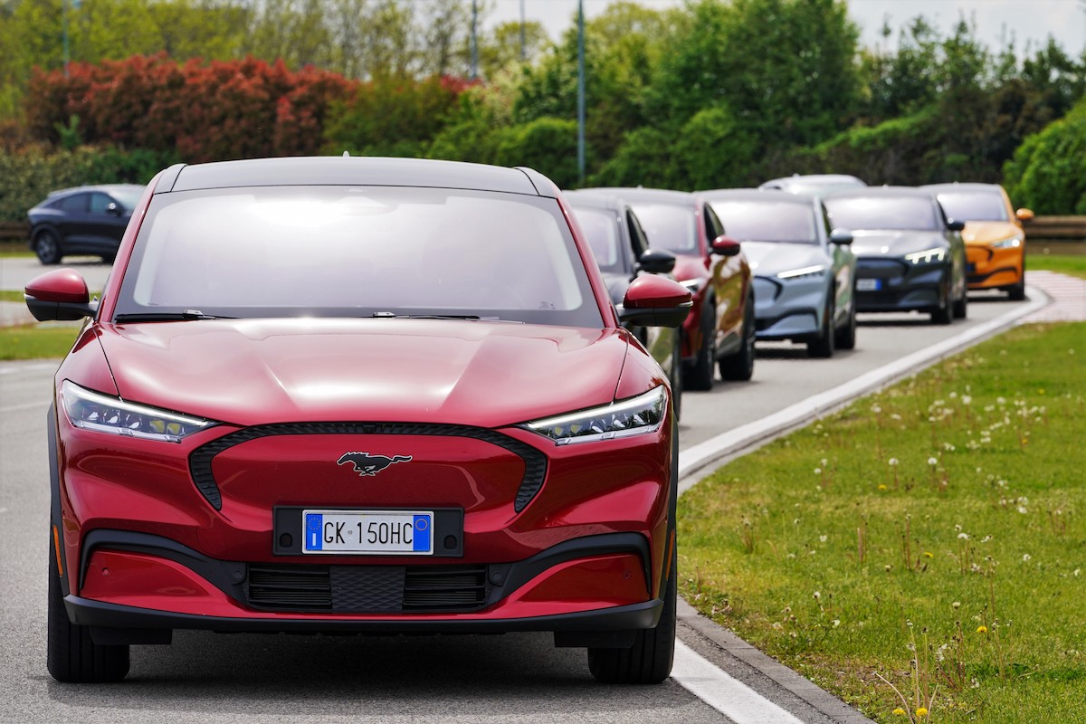 Ford ha portato in pista, sul circuito di Arese, i possessori di Mustang Mach- Ford ha portato in pista, sul circuito di Arese, i possessori di Mustang Mach-