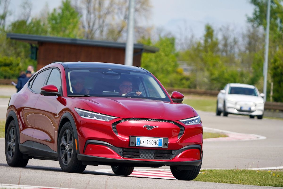 Ford ha portato in pista, sul circuito di Arese, i possessori di Mustang Mach- Ford ha portato in pista, sul circuito di Arese, i possessori di Mustang Mach-