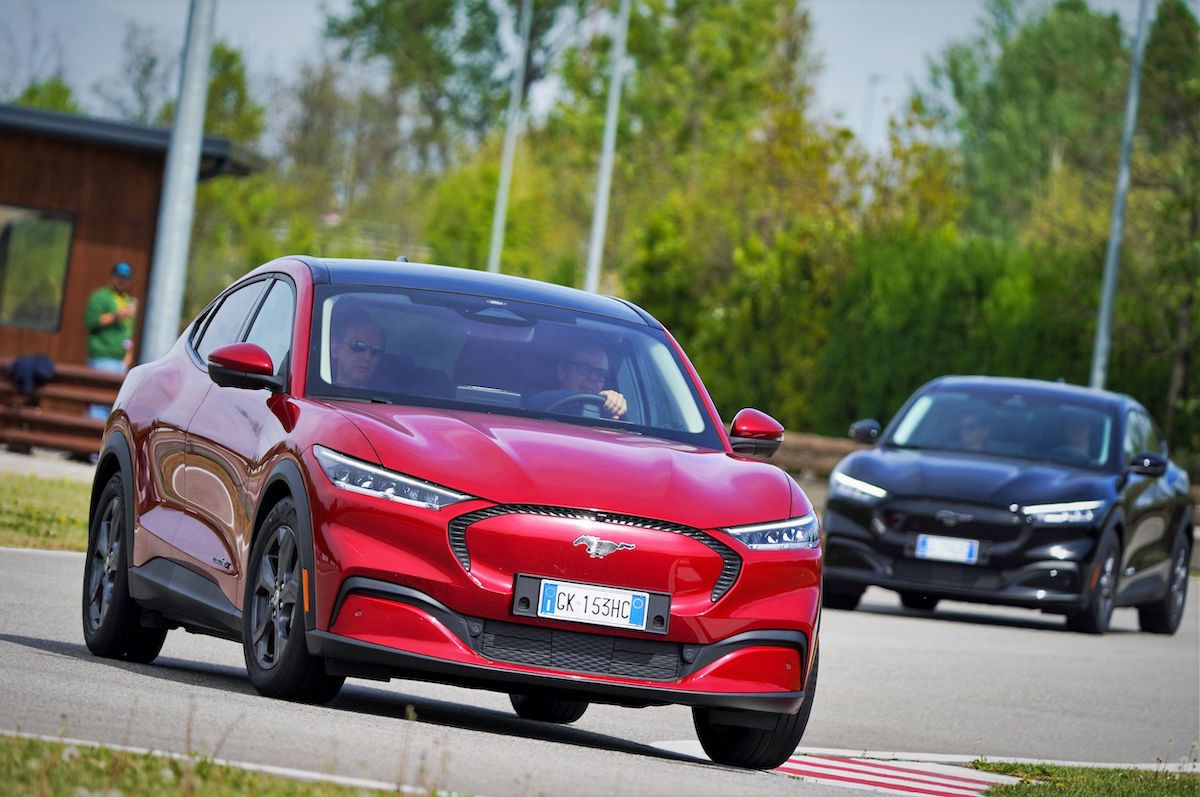 Ford ha portato in pista, sul circuito di Arese, i possessori di Mustang Mach- Ford ha portato in pista, sul circuito di Arese, i possessori di Mustang Mach-