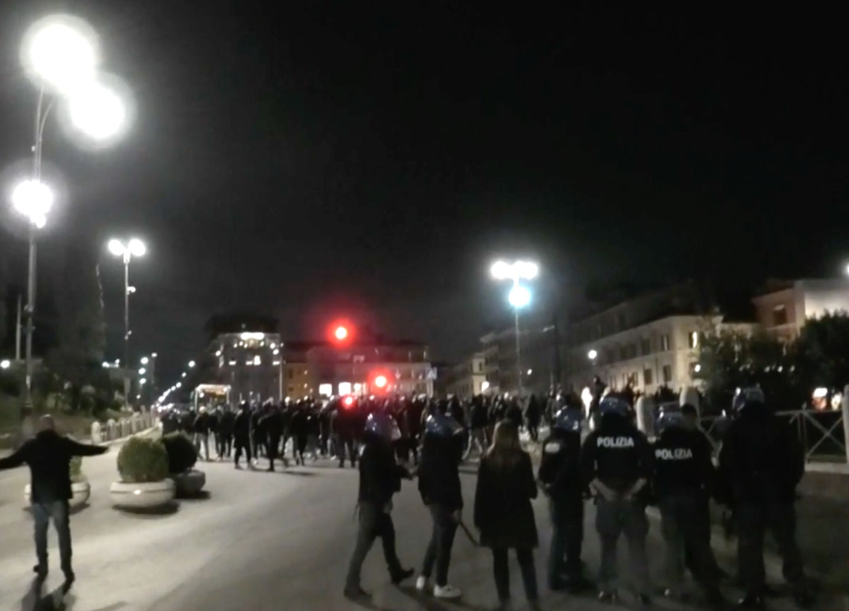 Feyenoord: la Barcaccia transennata. La Polizia ferma orda di 200 romanisti Feyenoord: la Barcaccia transennata. La Polizia ferma orda di 200 romanisti