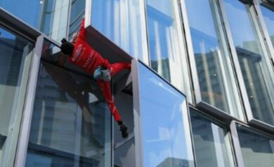 Pensioni, in Francia entra in azione anche Spiderman contro la riforma