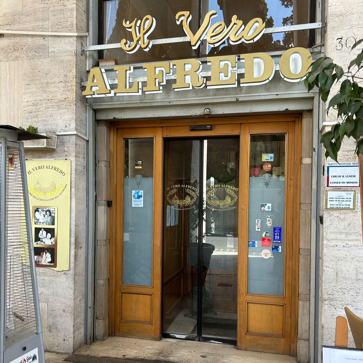 Galleria foto 'Caffè Greco e il Vero Alfredo, rischio chiusura' - foto 1