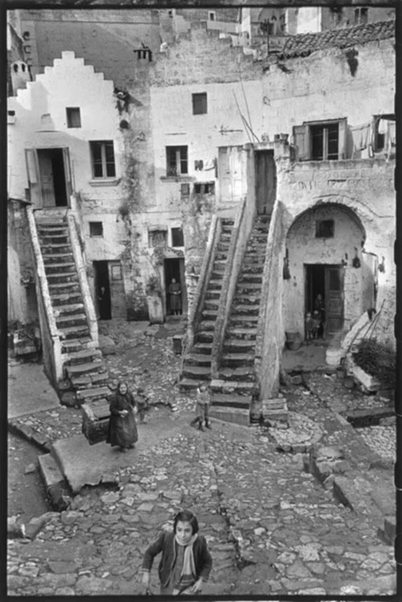 Il “Vicinato” di Bresson in disfacimento: le rovine tra i Sassi di Matera