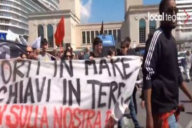 Migranti, attivisti contro il ministro Piantedosi in corteo a Napoli. VIDEO