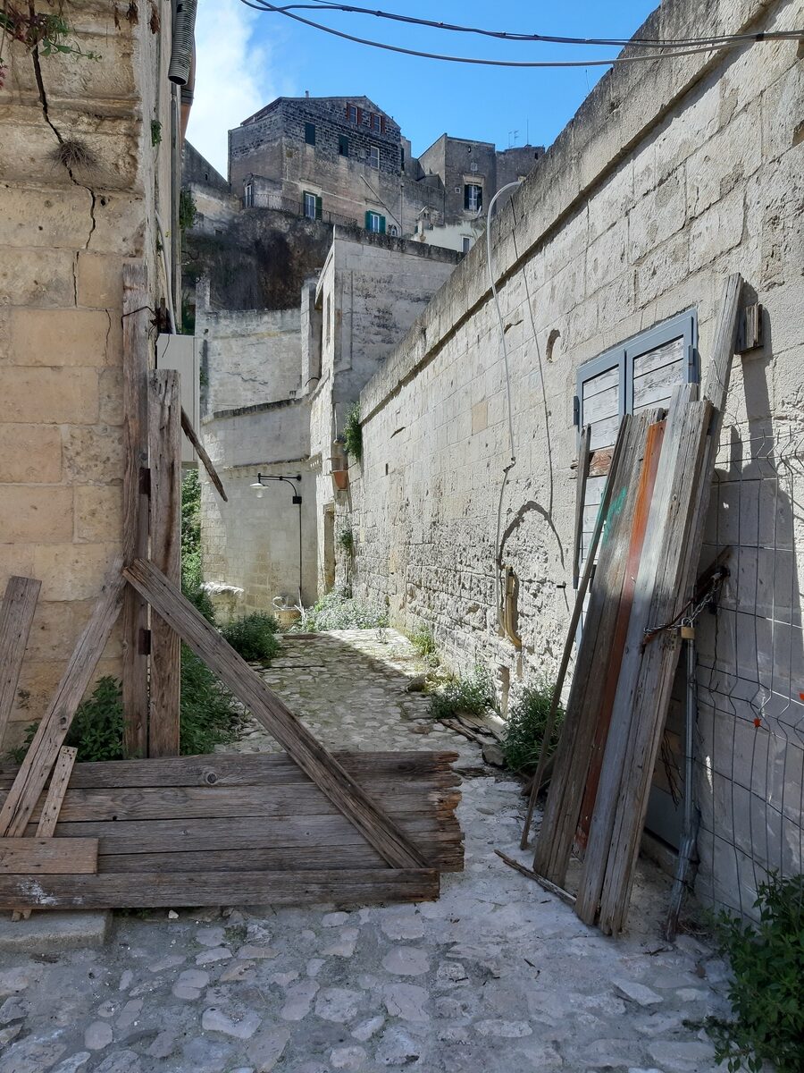 Galleria foto 'Il “Vicinato” di Bresson in disfacimento: le rovine tra i Sassi di Matera' - foto 3