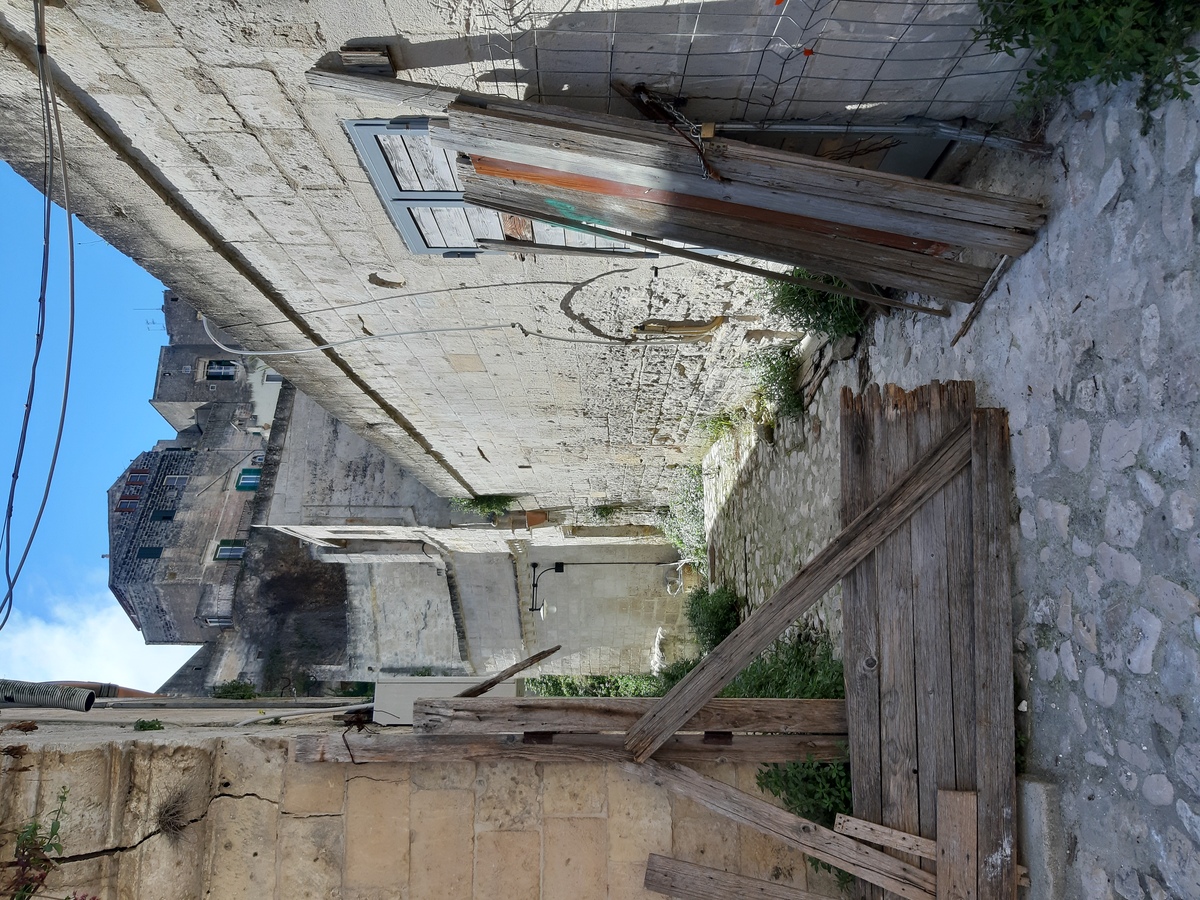 Il “Vicinato” di Bresson in disfacimento: le rovine tra i Sassi di Matera