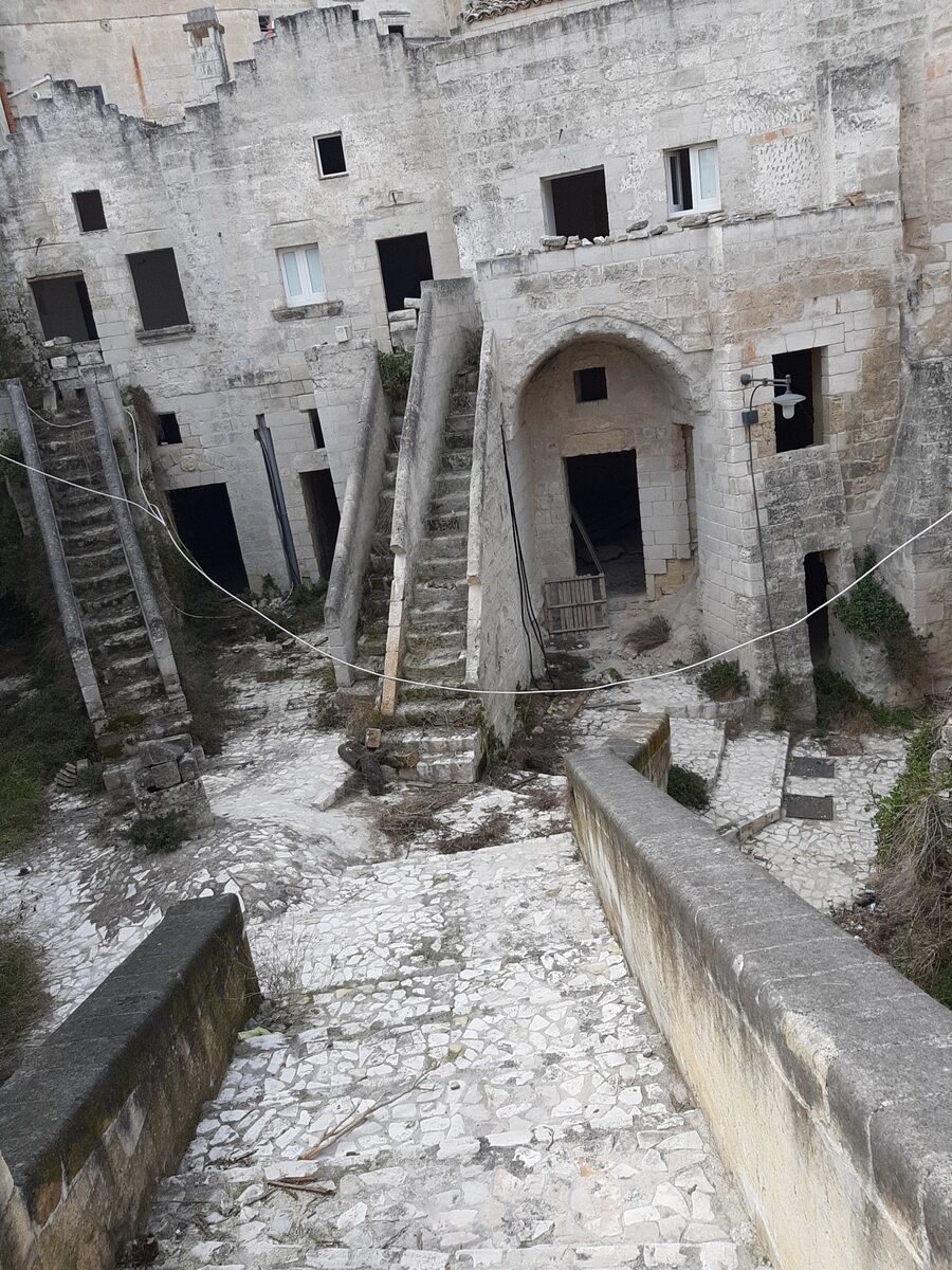 Galleria foto 'Il “Vicinato” di Bresson in disfacimento: le rovine tra i Sassi di Matera' - foto 2