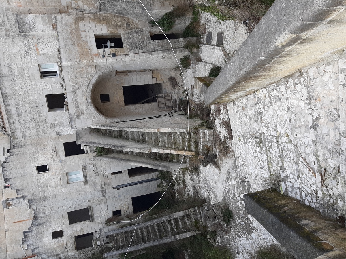 Il “Vicinato” di Bresson in disfacimento: le rovine tra i Sassi di Matera