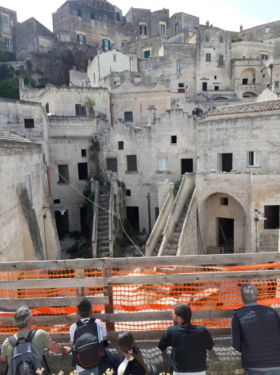 Il “Vicinato” di Bresson in disfacimento: le rovine tra i Sassi di Matera