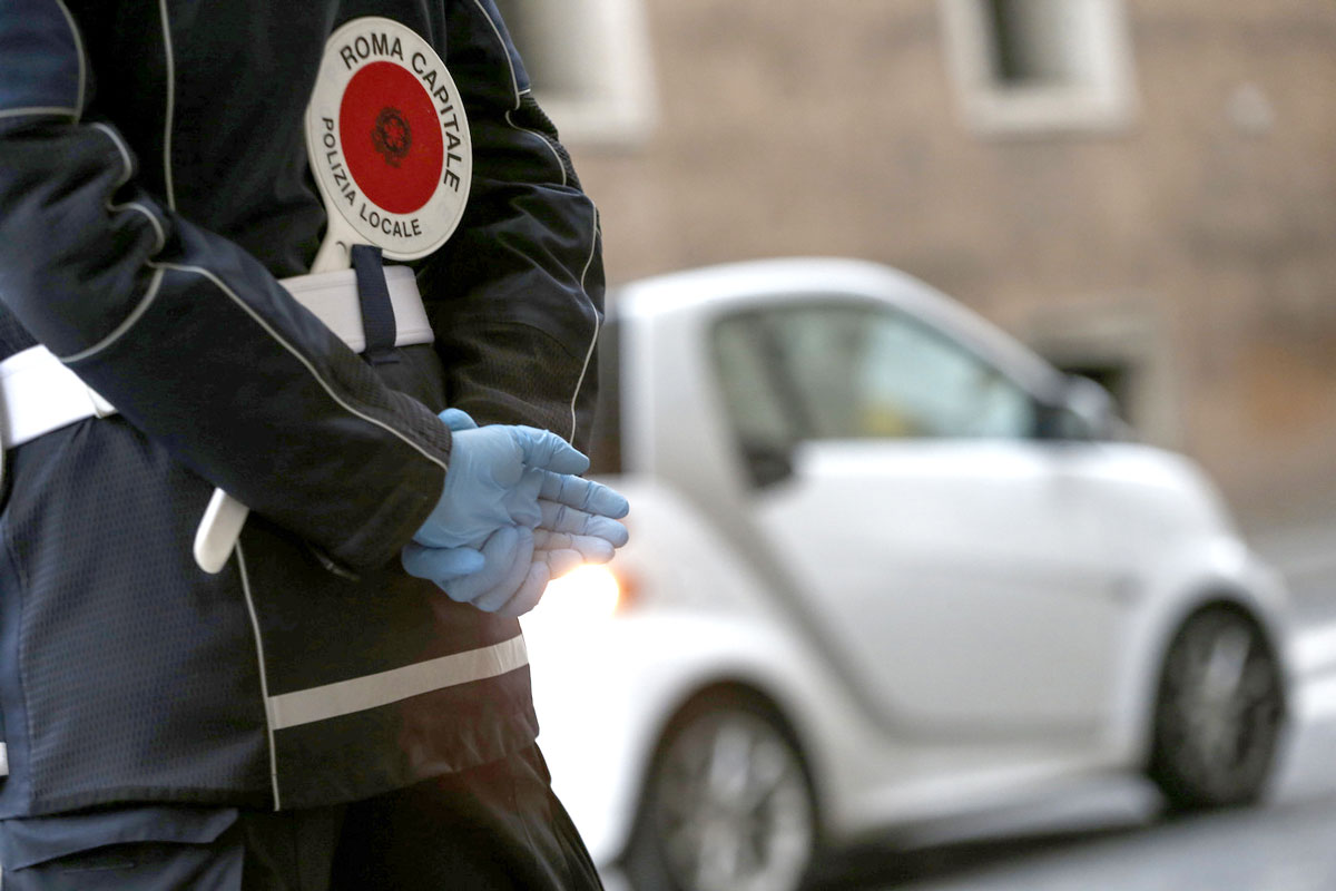 Roma, i vigili diventano postini: imbustano e consegnano raccomandate Roma, i vigili diventano postini: imbustano e consegnano raccomandate