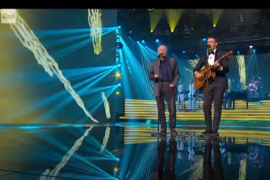 Francesco Gabbani e Roberto Vecchioni, che show a Ci vuole un fiore. Video