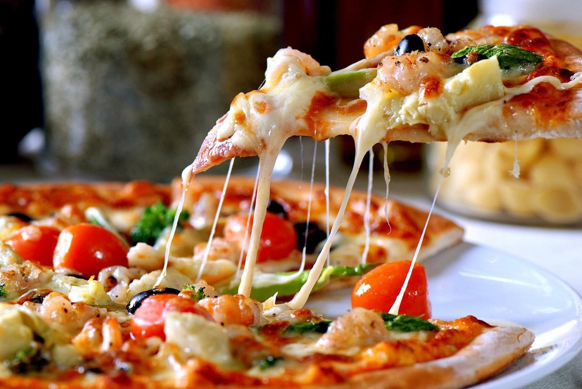La pizzeria con il cibo rubato. Due denunciati per furti in mense e ospedali La pizzeria con il cibo rubato. Due denunciati per furti in mense e ospedali